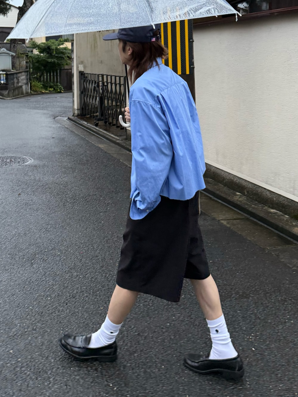 ブラック系のカーゴパンツ、ピンク系のシャツ/ブラウス、ブルー系のシャツ/ブラウスを着用したメンズの夏コーディネートの3枚目の写真