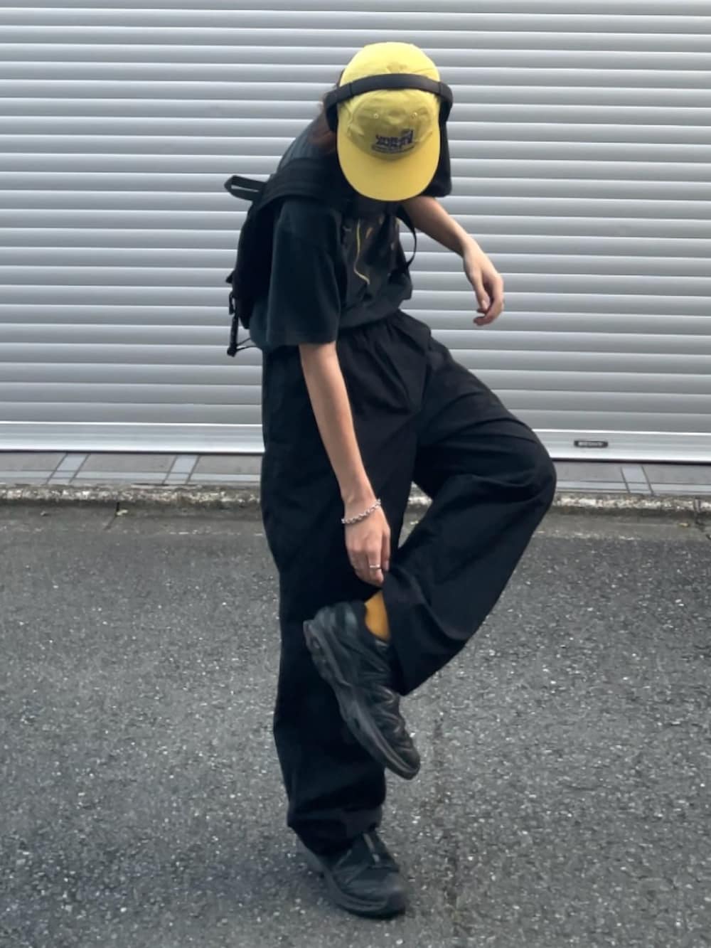 ブラック系のその他パンツ、イエロー系のTシャツ/カットソー、ブラック系のショルダーバッグを着用したメンズの夏コーディネートの3枚目の写真