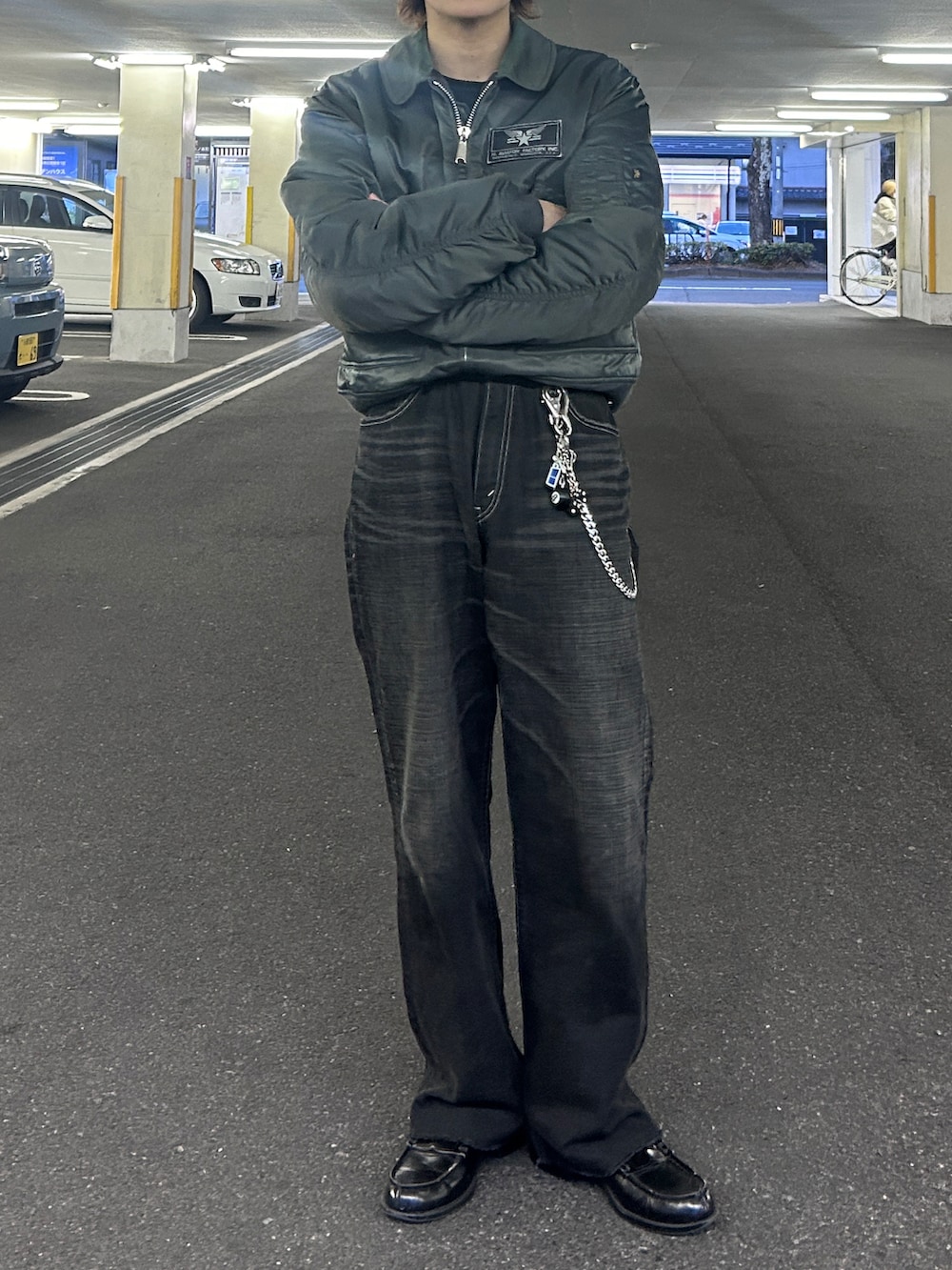 ブラック系のローファー、ブラック系のデニムパンツを着用したメンズの冬コーディネートの2枚目の写真