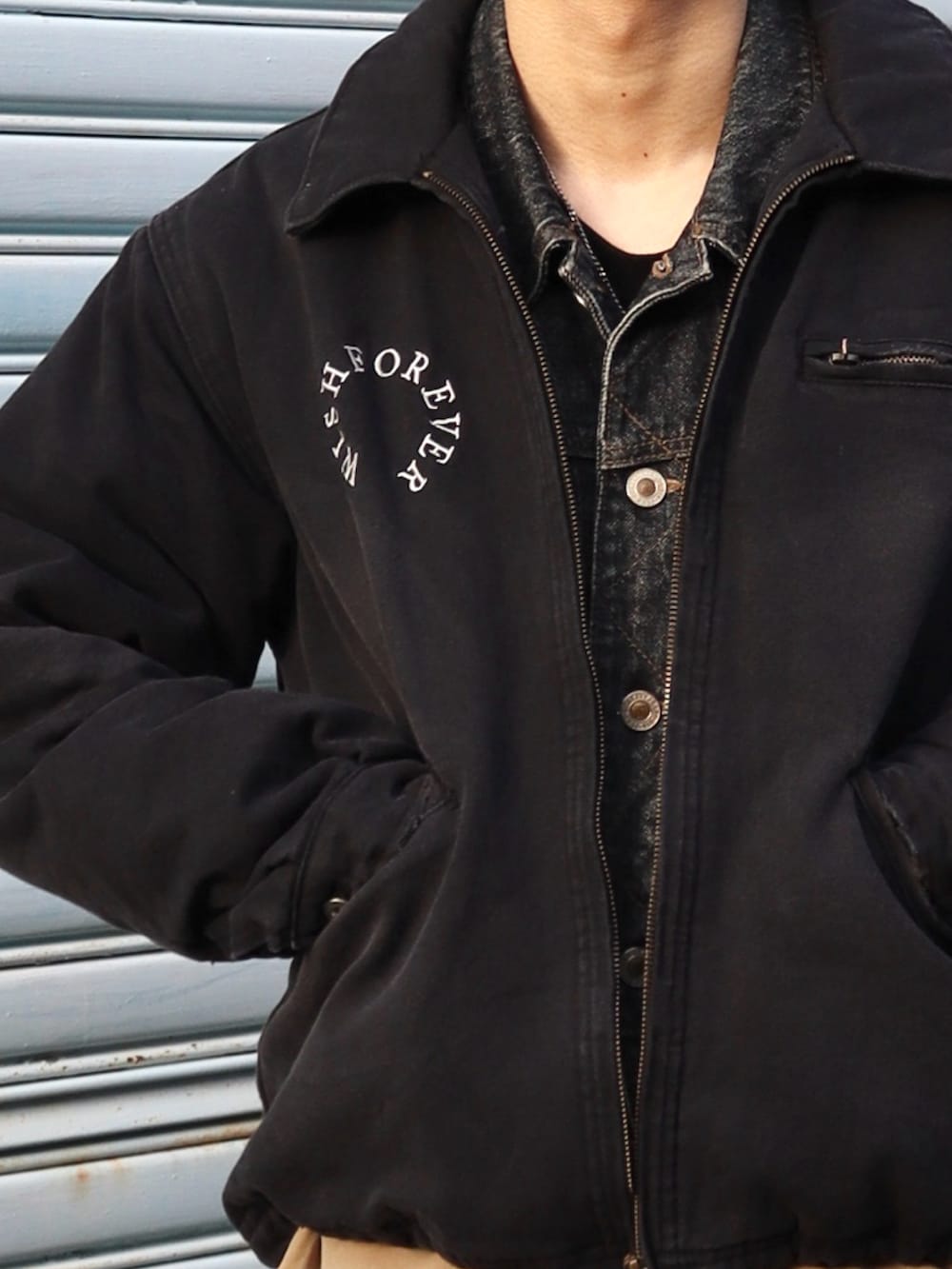 ベージュ系のカーゴパンツ、ブラック系のブルゾン、ブラック系のローファーを着用したメンズの冬コーディネートの3枚目の写真