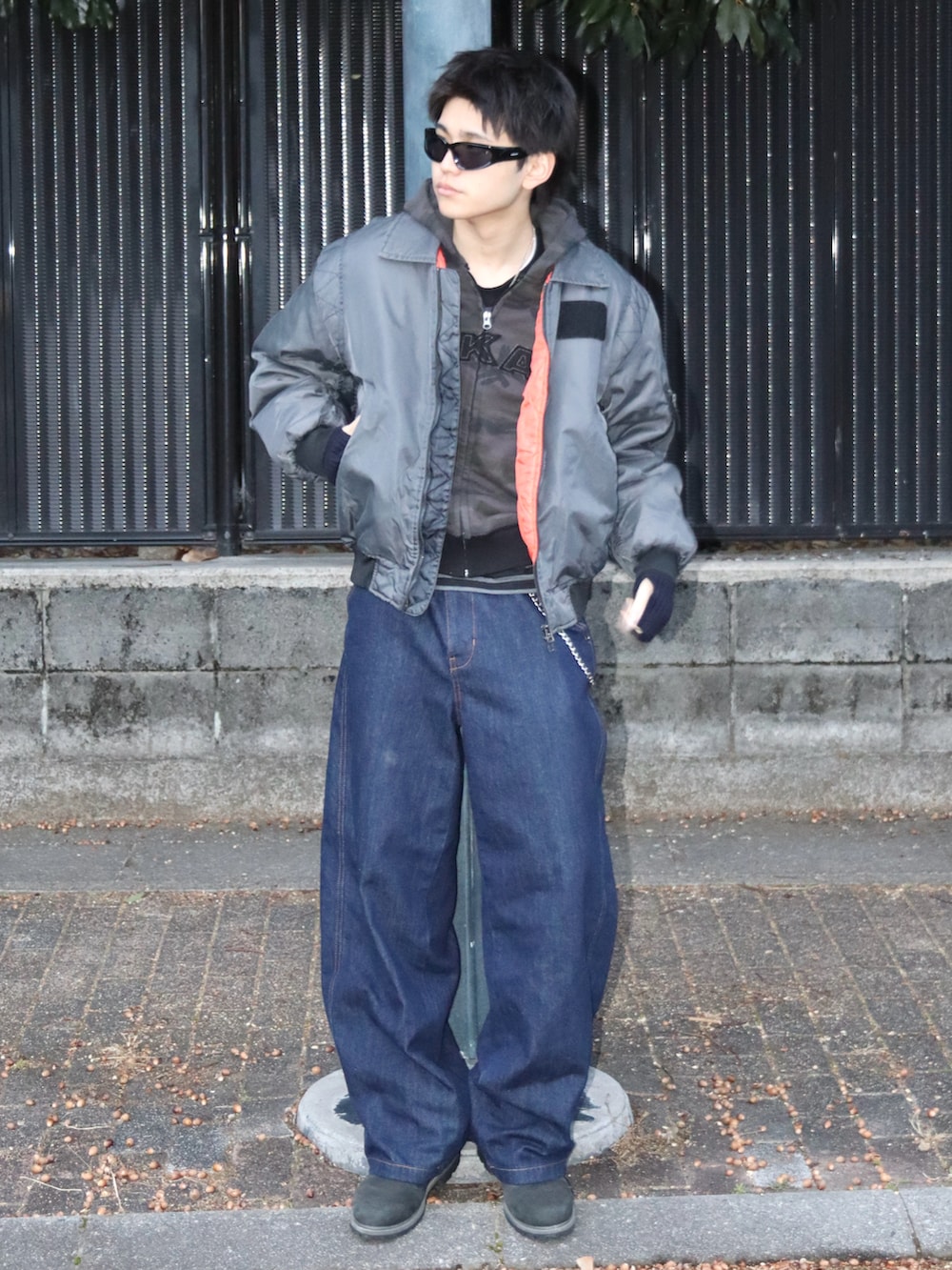 その他のMA-1、ブラック系のブーツ、その他のデニムパンツを着用したメンズの冬コーディネートの3枚目の写真