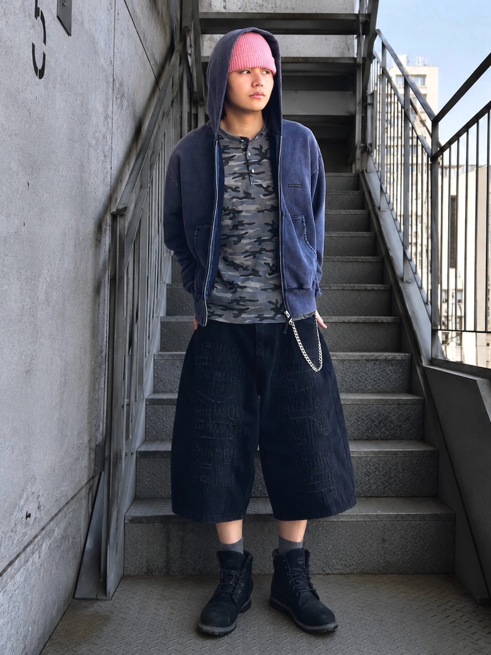 グレー系のTシャツ/カットソー、ブルー系のパーカー、ブラック系のブーツを着用したメンズの春コーディネートの2枚目の写真