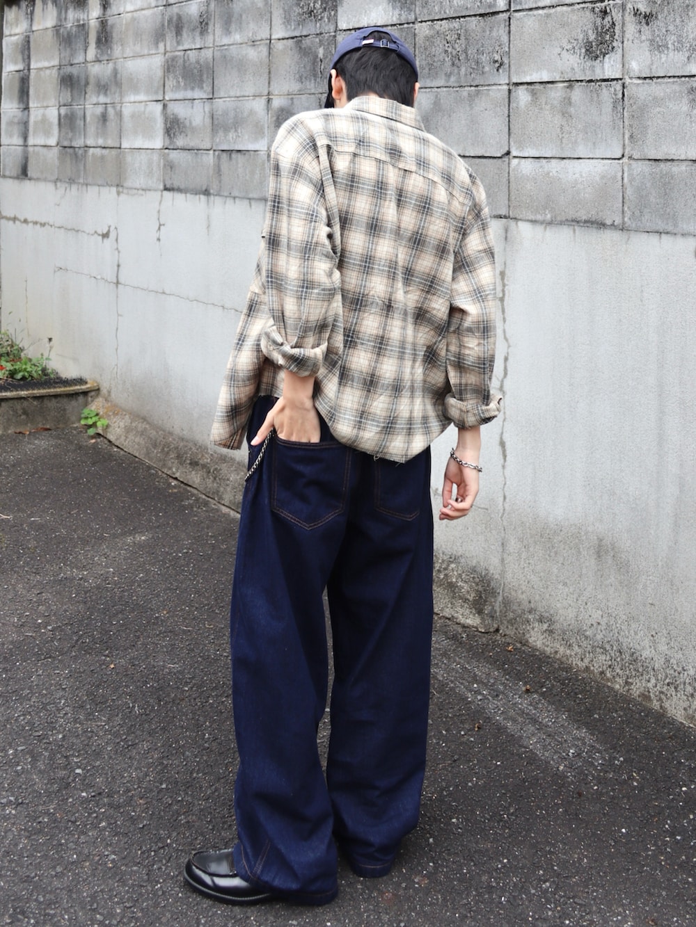 ホワイト系のタンクトップ、ブラック系のローファー、イエロー系のシャツ/ブラウスを着用したメンズの秋コーディネートの4枚目の写真