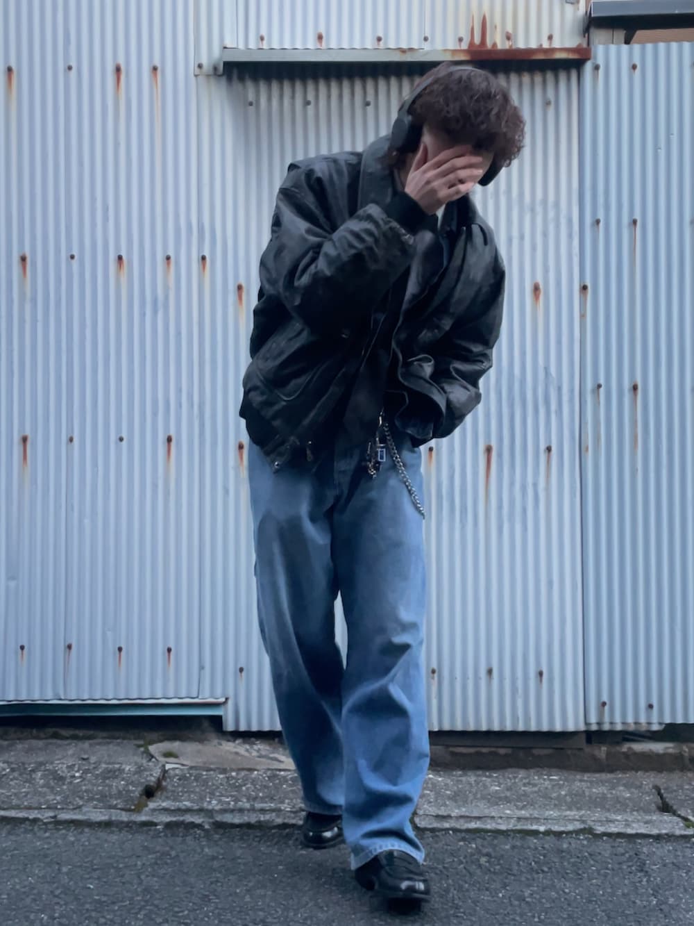 ブラック系のローファー、ブルー系のデニムジャケット、ブルー系のデニムパンツを着用したメンズの冬コーディネートの2枚目の写真