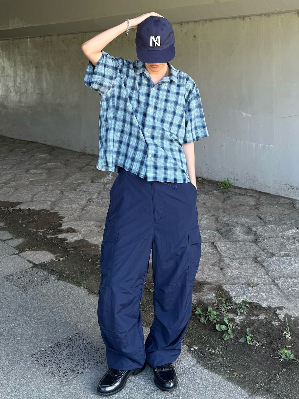 ブルー系のカーゴパンツ、ブルー系のシャツ/ブラウス、ブラック系のローファーを着用したメンズの夏コーディネートの4枚目の写真