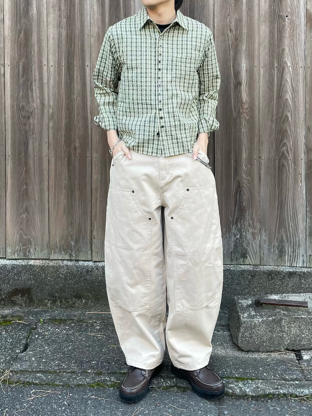 グリーン系のシャツ/ブラウス、ベージュ系のその他パンツ、ブラウン系のブーツを着用したメンズの春コーディネートの3枚目の写真