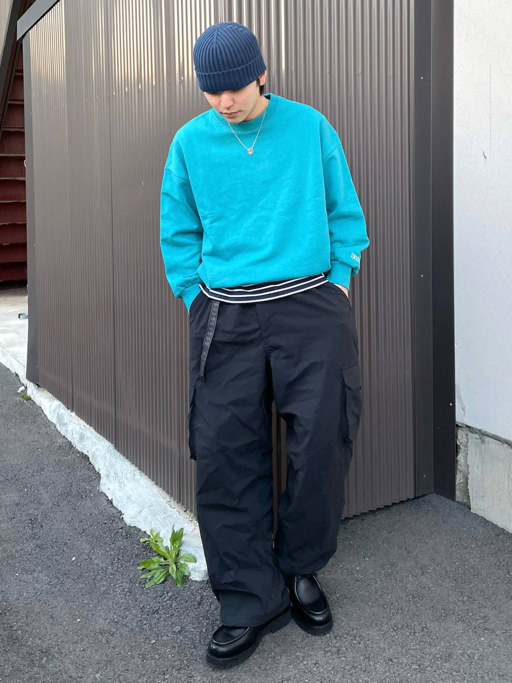 ブルー系のスウェット、ホワイト系のTシャツ/カットソー、ブラック系のドレスシューズを着用したメンズの春コーディネートの3枚目の写真