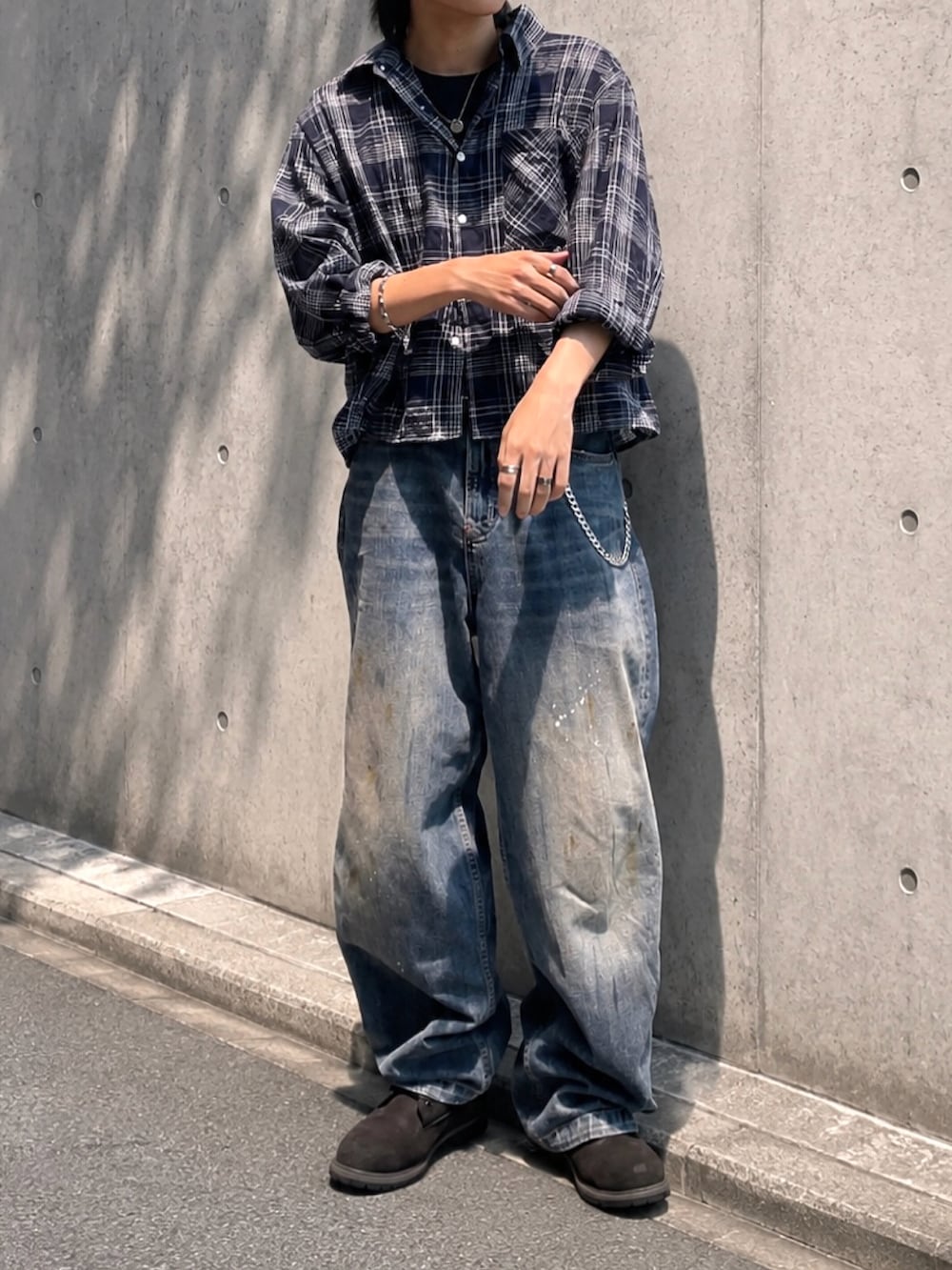 ブルー系のシャツ/ブラウス、ブラック系のタンクトップ、ブラック系のブーツを着用したメンズの夏コーディネートの3枚目の写真