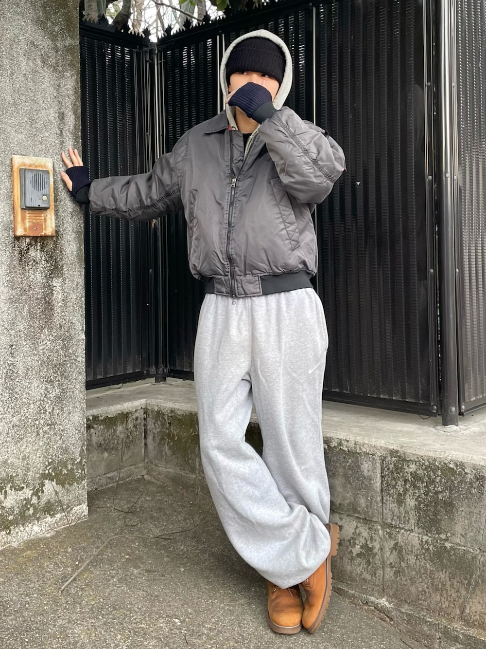 グレー系のパーカー、その他のMA-1、ブラウン系のブーツを着用したメンズの冬コーディネートの2枚目の写真