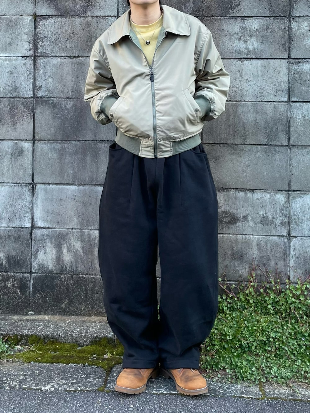 ブラック系のスウェットパンツ、イエロー系のTシャツ/カットソー、グリーン系のブルゾンを着用したメンズの春コーディネートの3枚目の写真