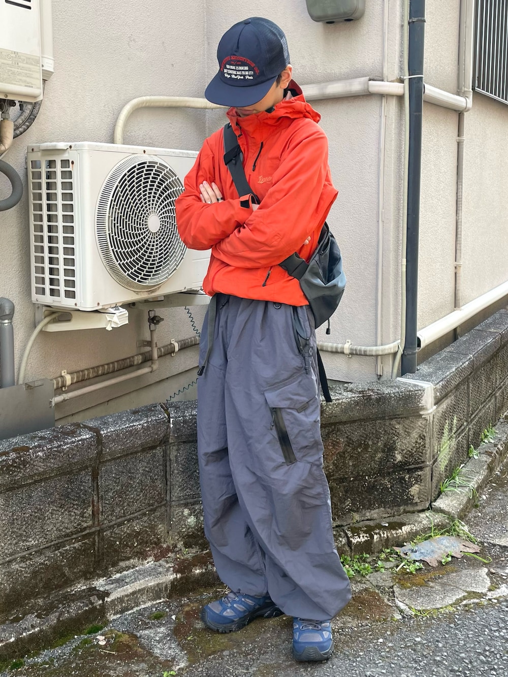 グレー系のスニーカー、グレー系のカーゴパンツ、グレー系のショルダーバッグを着用したメンズの冬コーディネートの2枚目の写真