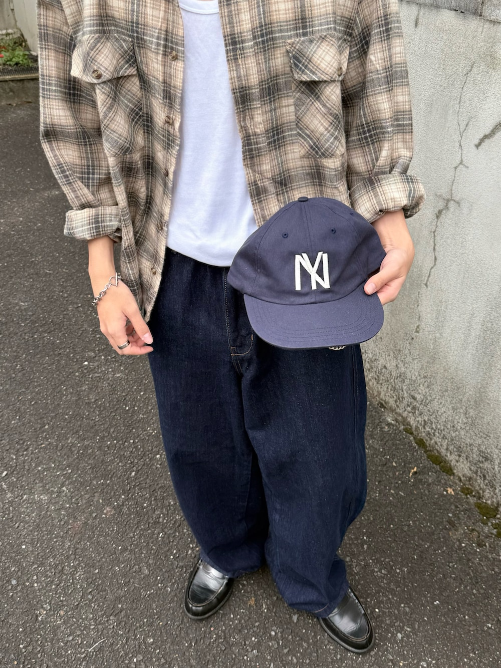 ホワイト系のタンクトップ、ブラック系のローファー、イエロー系のシャツ/ブラウスを着用したメンズの秋コーディネートの5枚目の写真