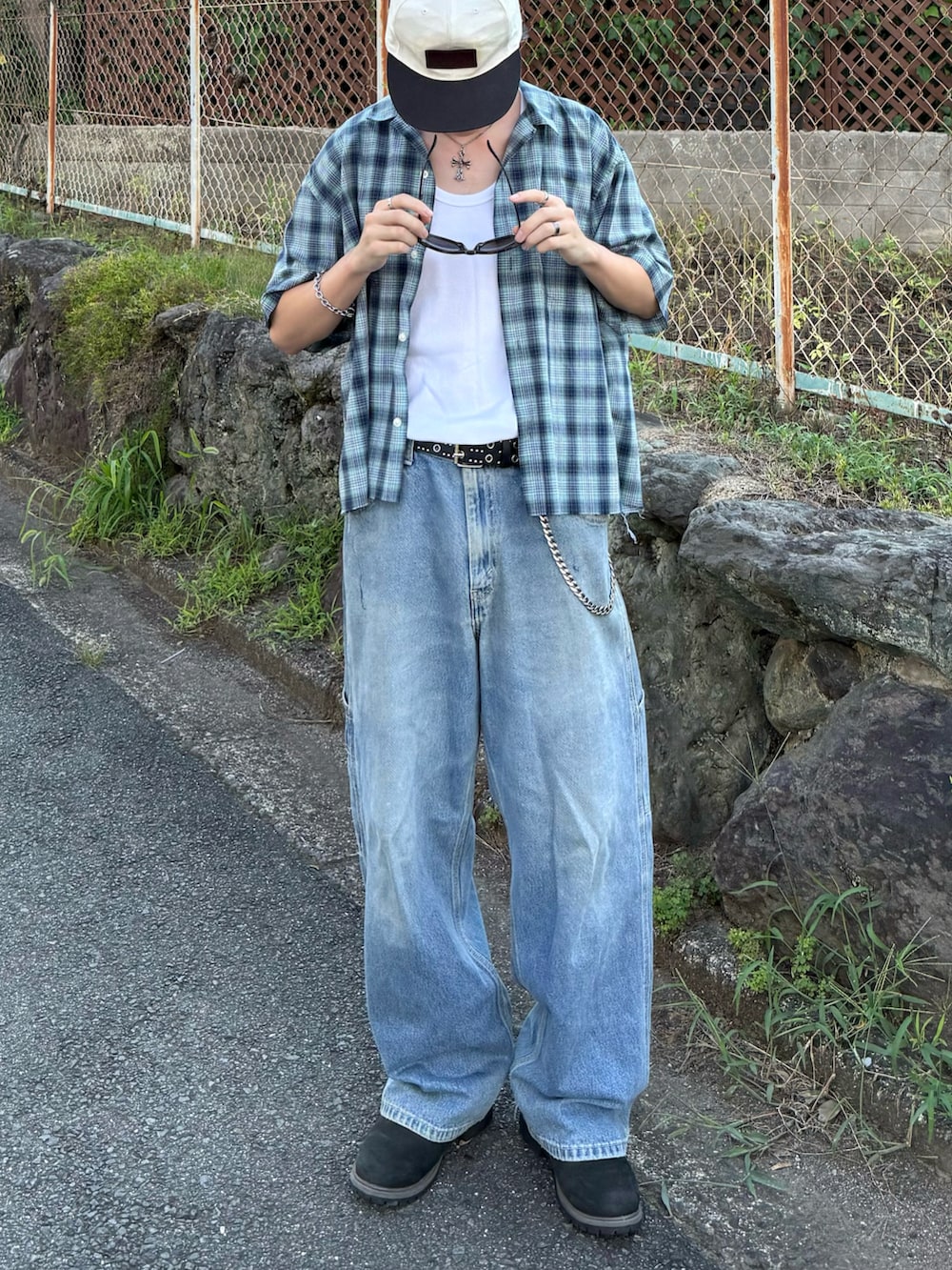 ホワイト系のタンクトップ、ブルー系のシャツ/ブラウス、ブルー系のデニムパンツを着用したメンズの夏コーディネートの3枚目の写真