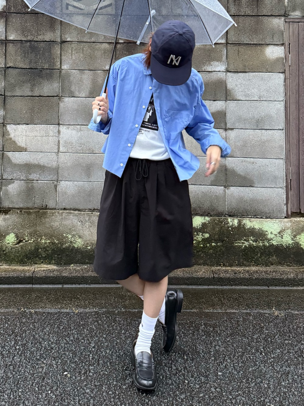 ブラック系のカーゴパンツ、ピンク系のシャツ/ブラウス、ブルー系のシャツ/ブラウスを着用したメンズの夏コーディネートの2枚目の写真