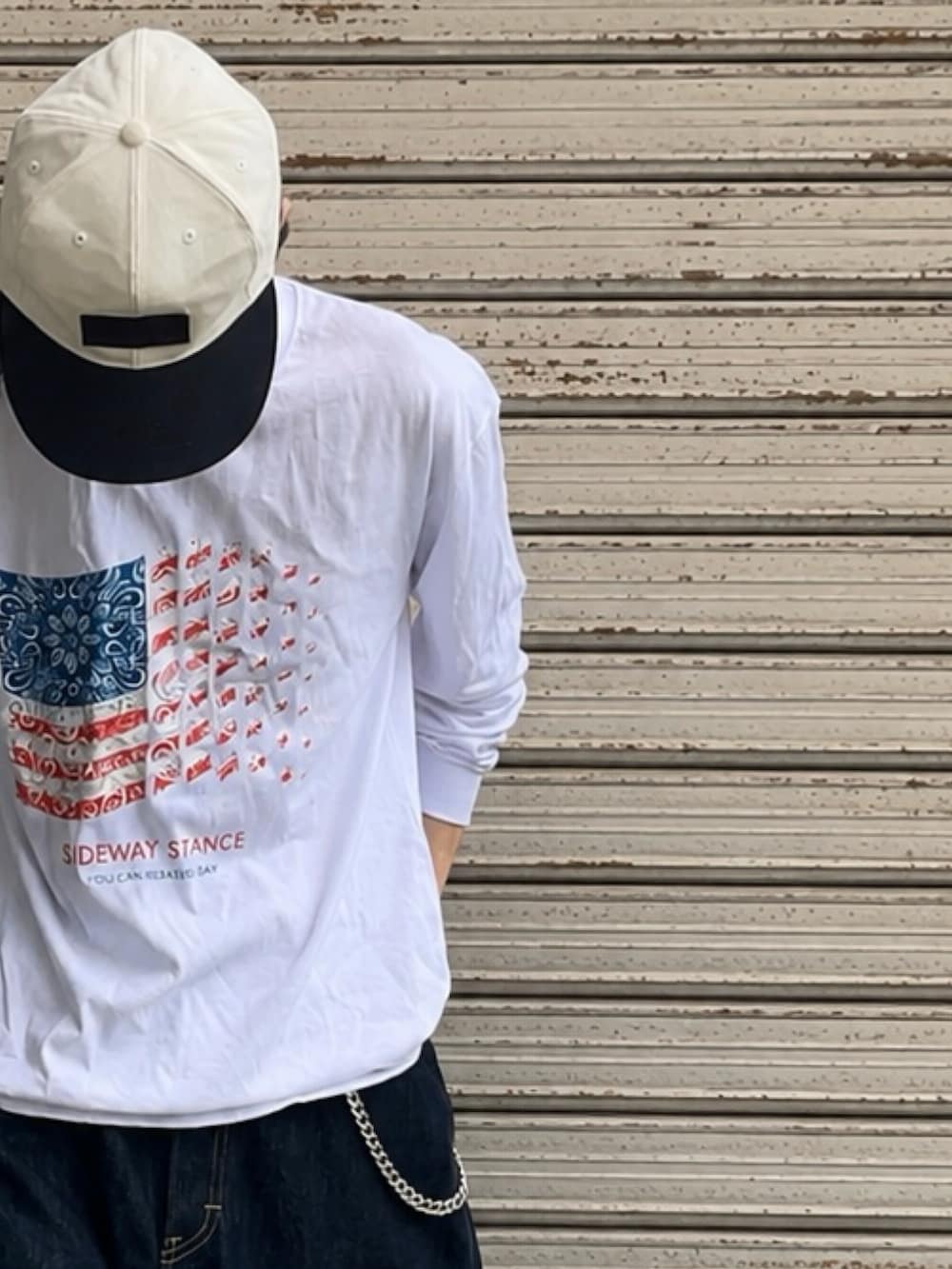 ブルー系のデニムパンツ、ホワイト系のTシャツ/カットソー、ブラウン系のブーツを着用したメンズの夏コーディネートの4枚目の写真