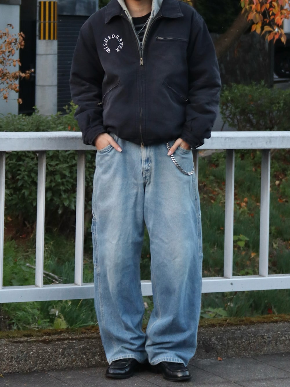 グレー系のパーカー、ブラック系のブルゾン、ブラック系のローファーを着用したメンズの秋コーディネートの3枚目の写真