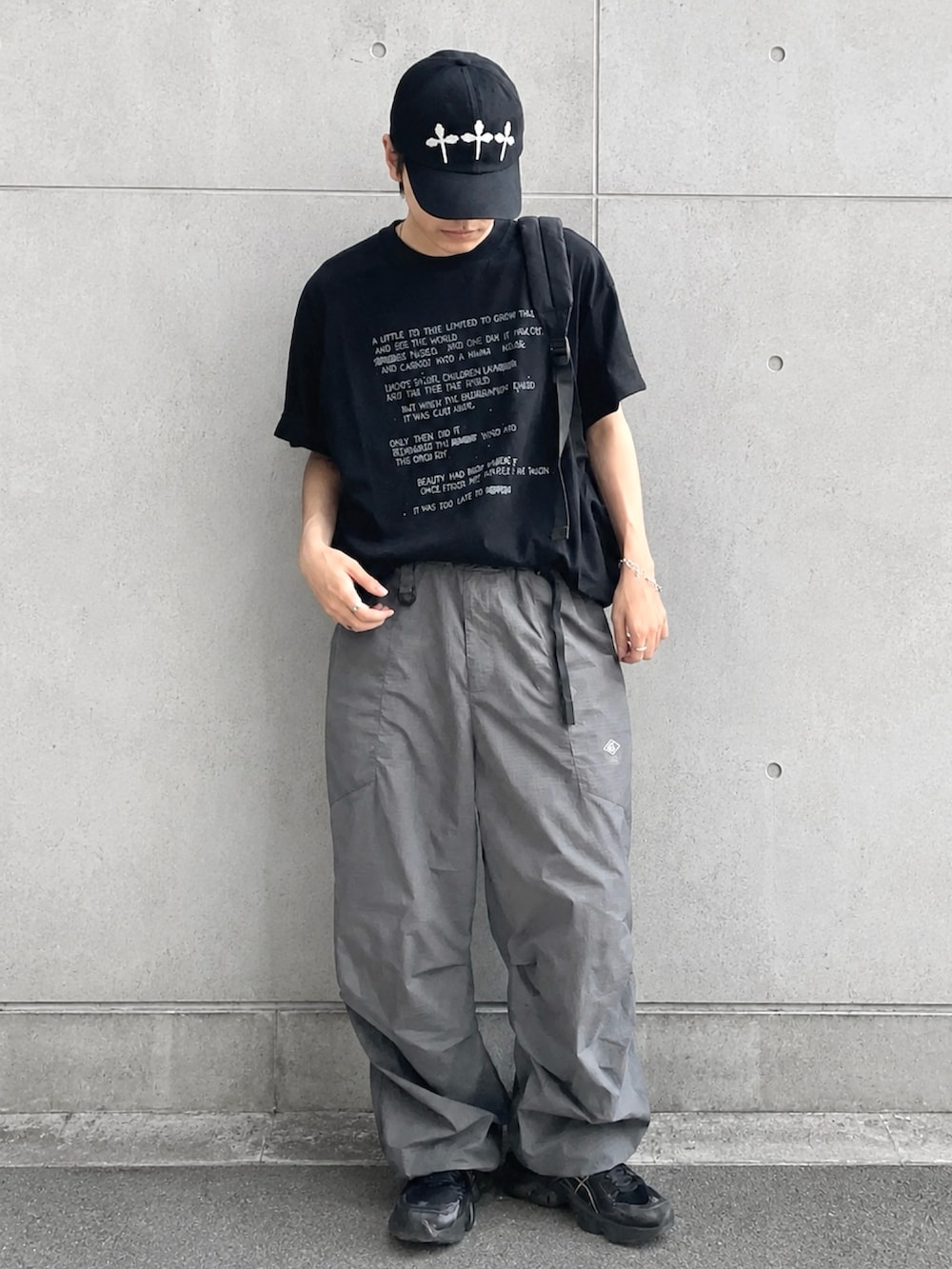 その他のTシャツ/カットソー、その他のバックパック/リュック、その他のキャップを着用したメンズの夏コーディネートの3枚目の写真