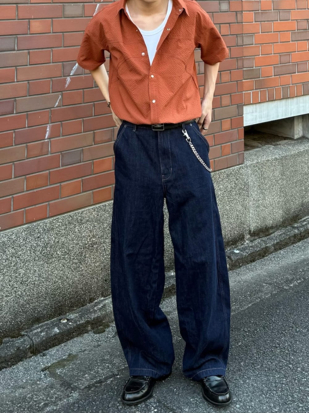 ホワイト系のタンクトップ、オレンジ系のシャツ/ブラウス、その他のデニムパンツを着用したメンズの夏コーディネートの2枚目の写真