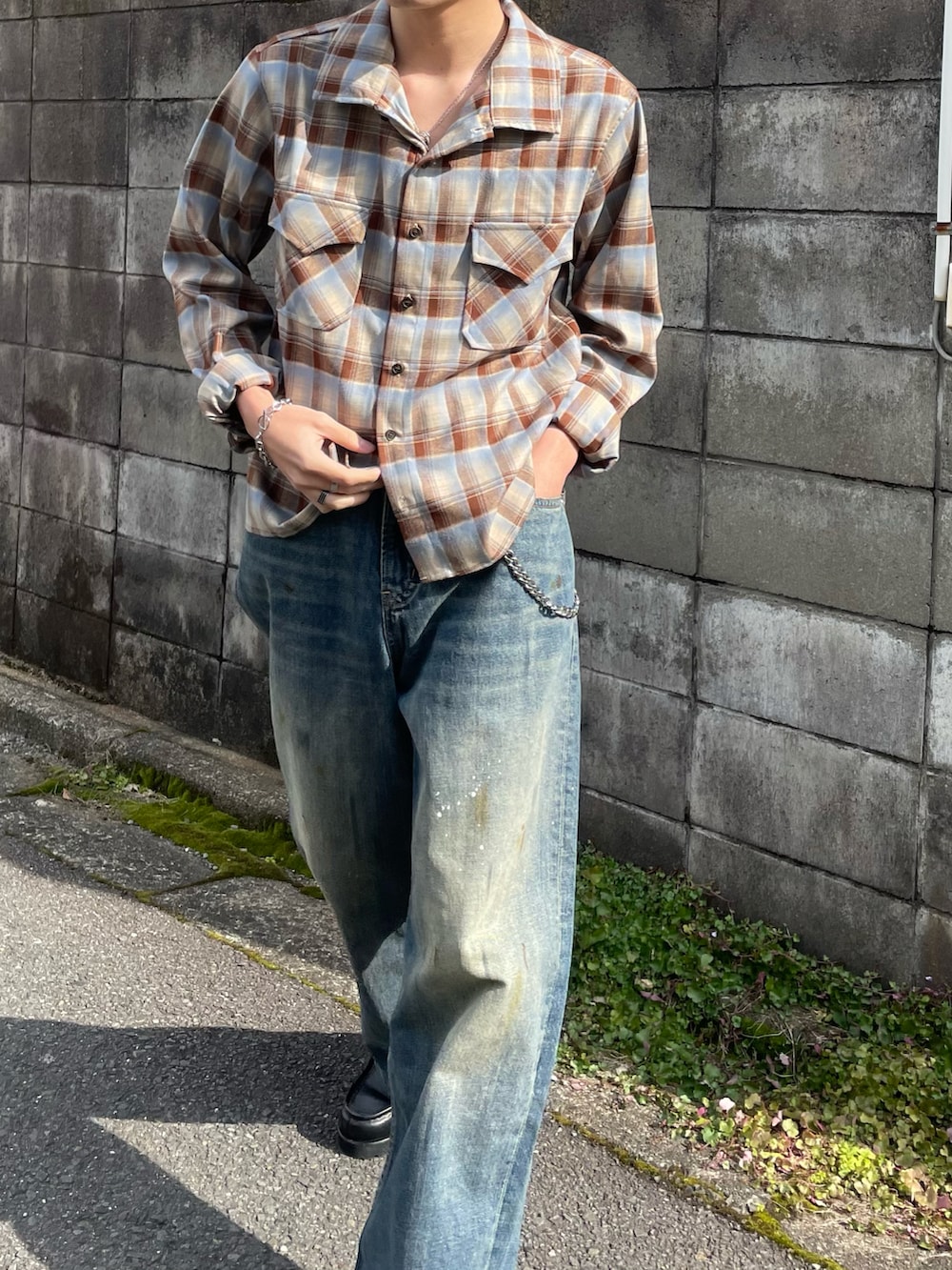 ブラック系のドレスシューズ、ブルー系のシャツ/ブラウス、ブルー系のデニムパンツを着用したメンズの冬コーディネートの3枚目の写真