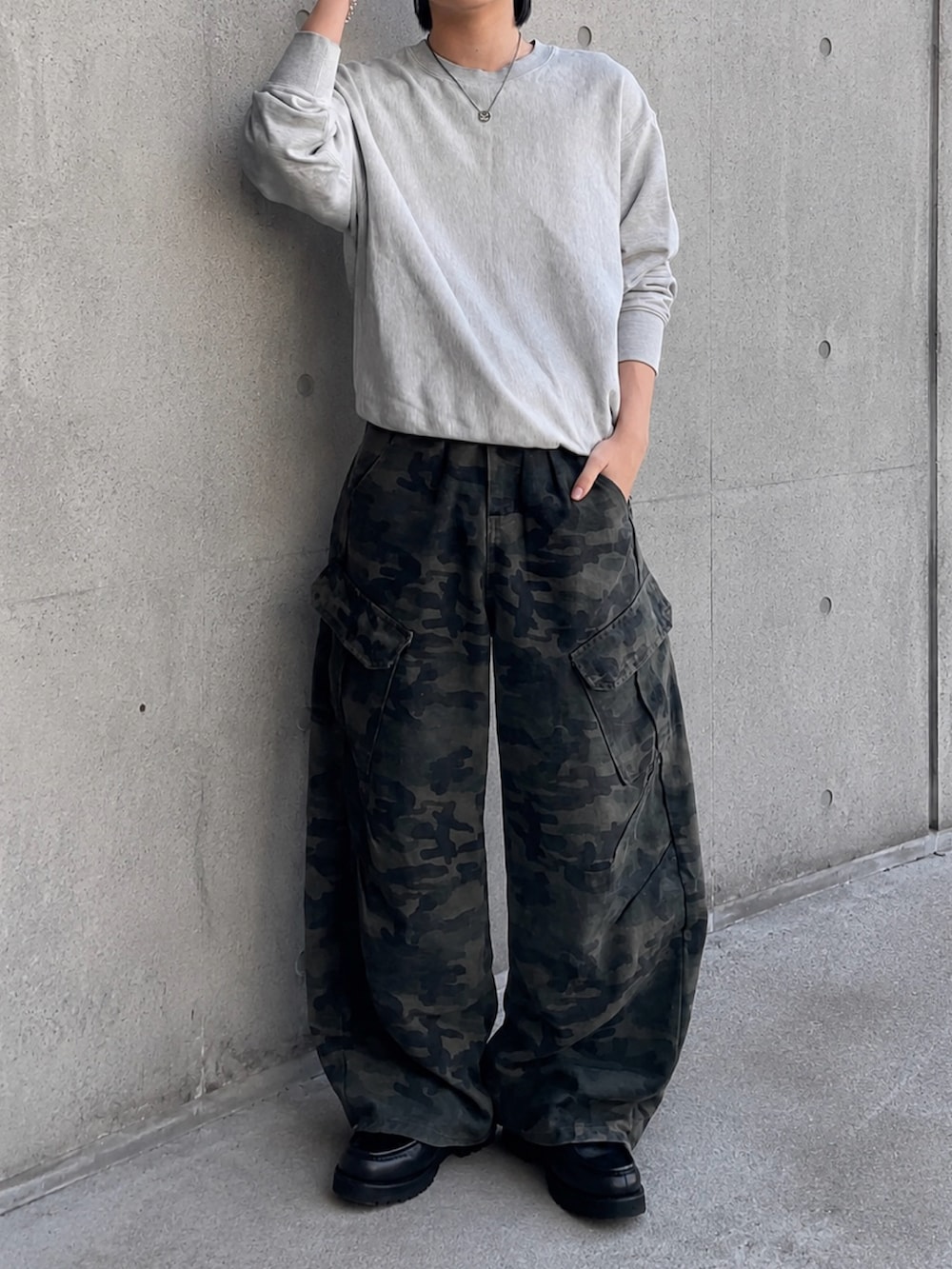 その他のカーゴパンツ、ブラック系のドレスシューズ、グレー系のスウェットを着用したメンズの春コーディネートの3枚目の写真