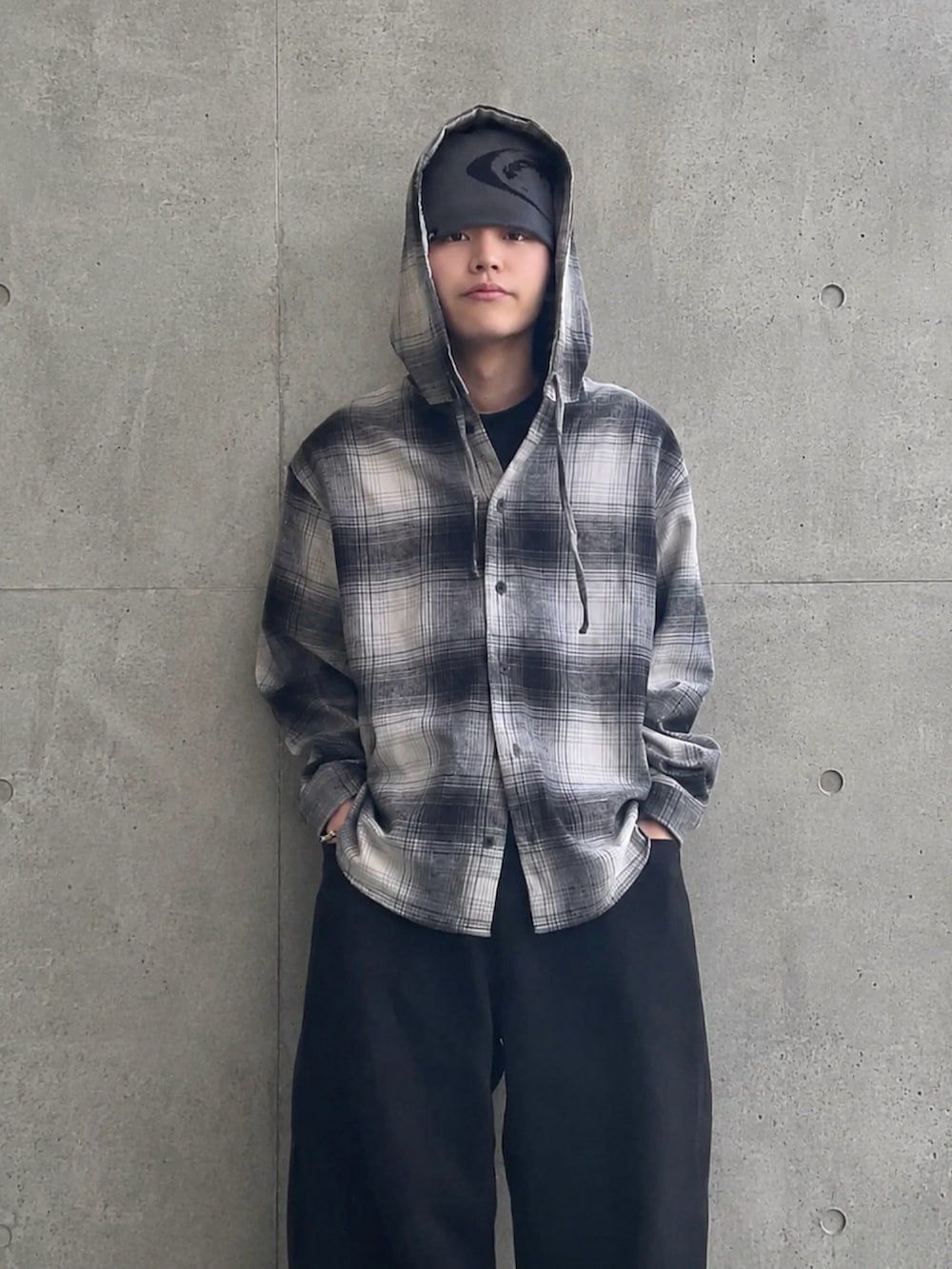 ブラック系のスウェットパンツ、ブラック系のシャツ/ブラウス、ブラック系のTシャツ/カットソーを着用したメンズの春コーディネートの2枚目の写真