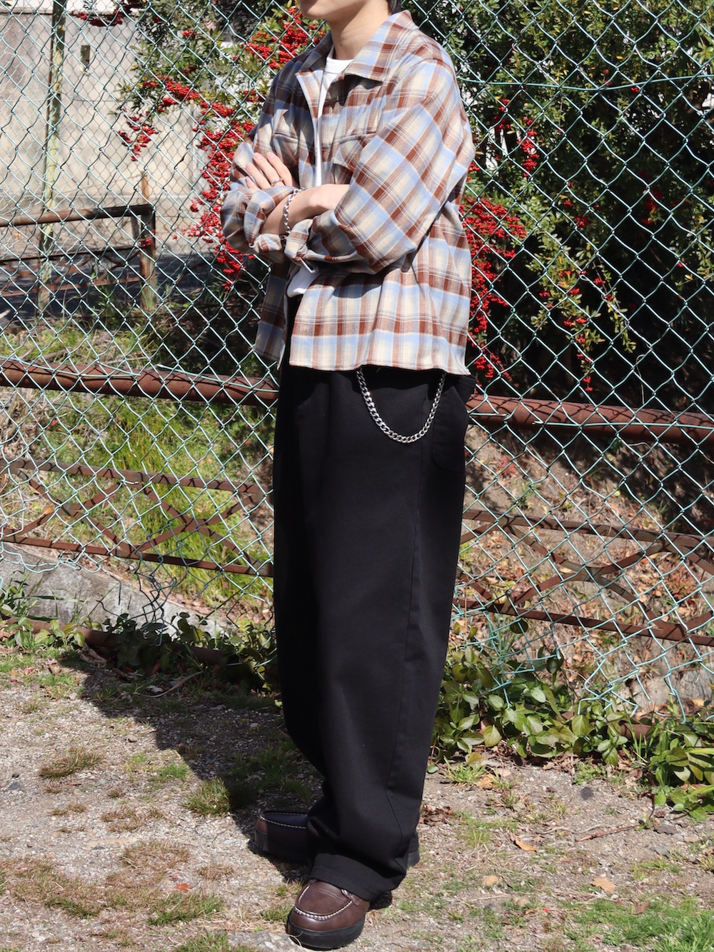 ホワイト系のTシャツ/カットソー、ブルー系のシャツ/ブラウス、ブラウン系のブーツを着用したメンズの春コーディネートの3枚目の写真