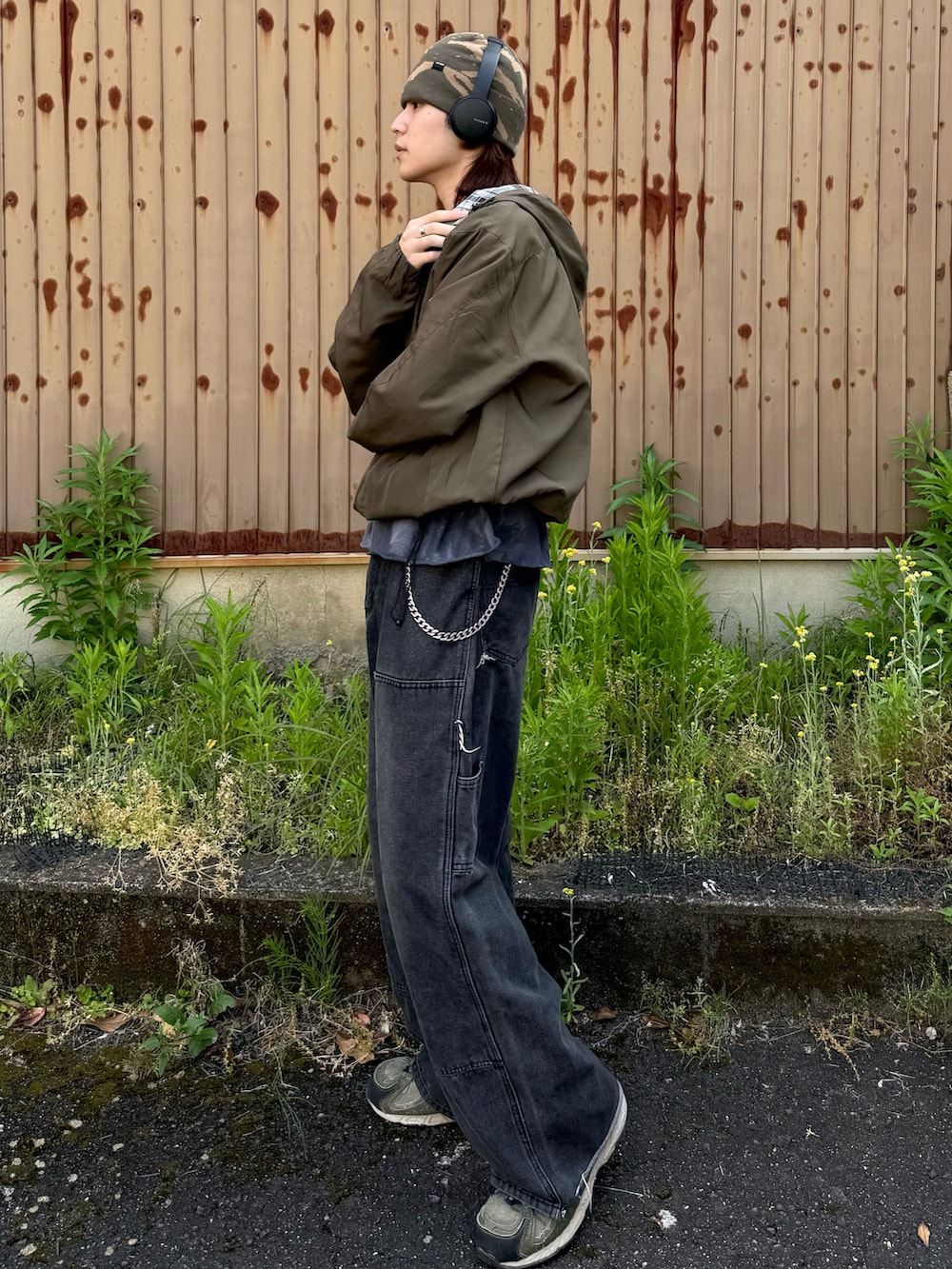 「古着、古着MIX、ストリート、ストリートコーデ、テック系、梅雨、雨の日コーデ、ビーニー、マウンテンパーカー、デニム、バギーパンツ、スニーカー、トレッキングシューズ、カーキ、レイヤードスタイル」｜「ARC'TERYXのARC'TERYX/アークテリクス 【販路限定】Lightweight Grotto Toque（ニットキャップ/ビーニー、グリーン系）」を使った、''r_e_n"さん（メンズ・167cm）の夏コーディネートの2枚目の写真