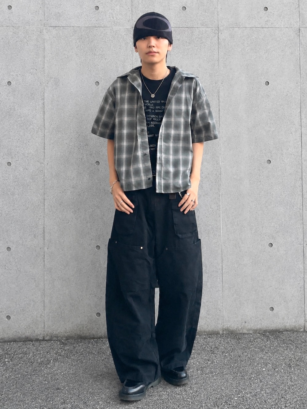 その他のTシャツ/カットソー、グリーン系のシャツ/ブラウス、グリーン系のカーゴパンツを着用したメンズの秋コーディネートの2枚目の写真
