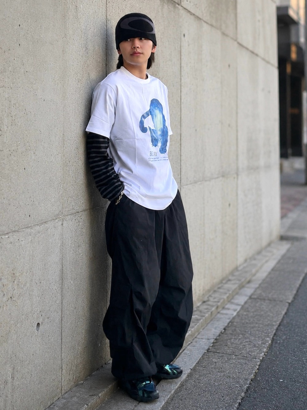 ホワイト系のTシャツ/カットソー、ブラック系のその他パンツ、その他のTシャツ/カットソーを着用したメンズの春コーディネートの2枚目の写真