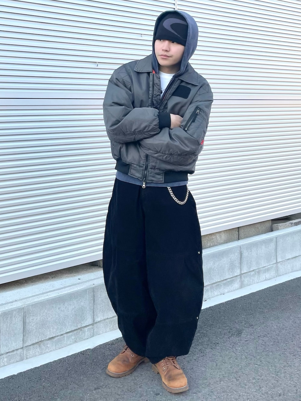 その他のMA-1、ブルー系のパーカー、ホワイト系のTシャツ/カットソーを着用したメンズの冬コーディネートの2枚目の写真