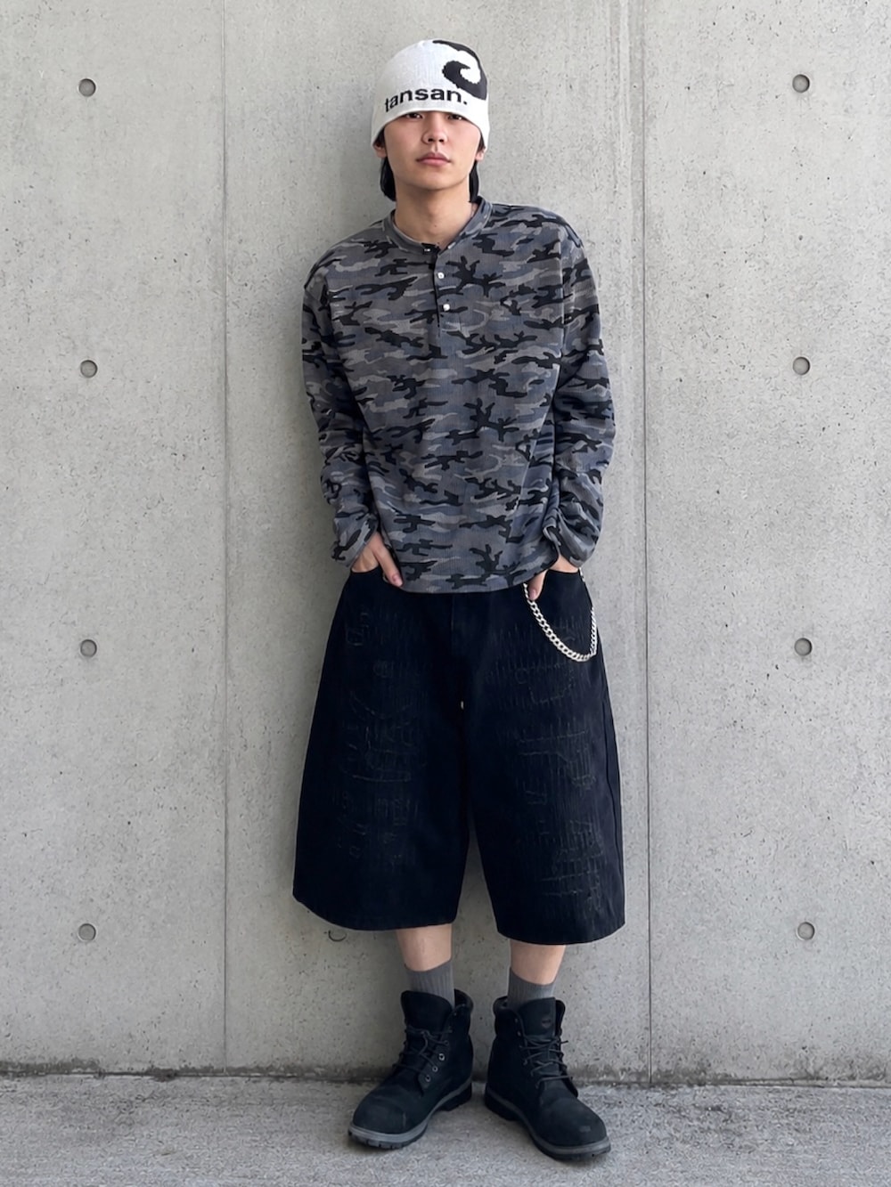 ブラック系のブーツ、グレー系のTシャツ/カットソー、その他のその他パンツを着用したメンズの春コーディネートの2枚目の写真