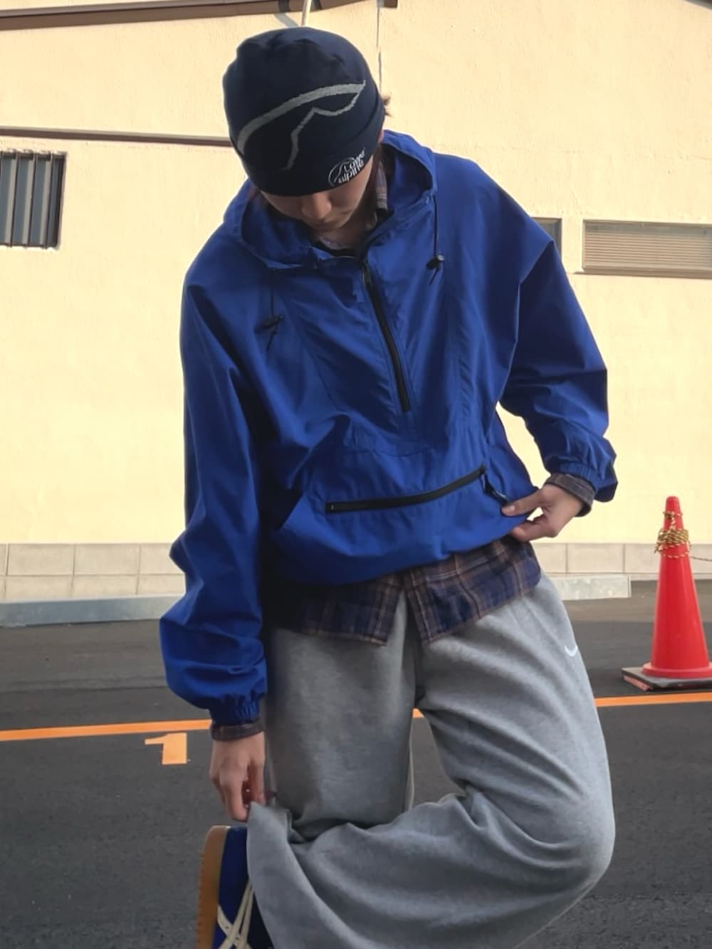 ブルー系のニットキャップ/ビーニーを着用したメンズの春コーディネートの4枚目の写真