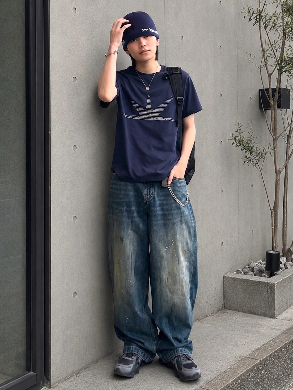 その他のメッセンジャーバッグ、ブルー系のTシャツ/カットソー、グレー系のスニーカーを着用したメンズの夏コーディネートの2枚目の写真