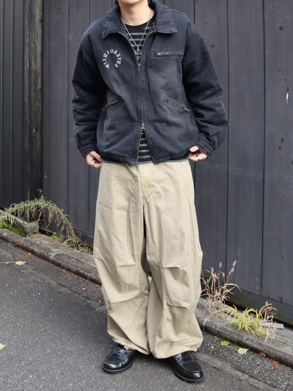 ブラック系のブルゾン、ブラック系のローファー、その他のTシャツ/カットソーを着用したメンズの冬コーディネートの4枚目の写真