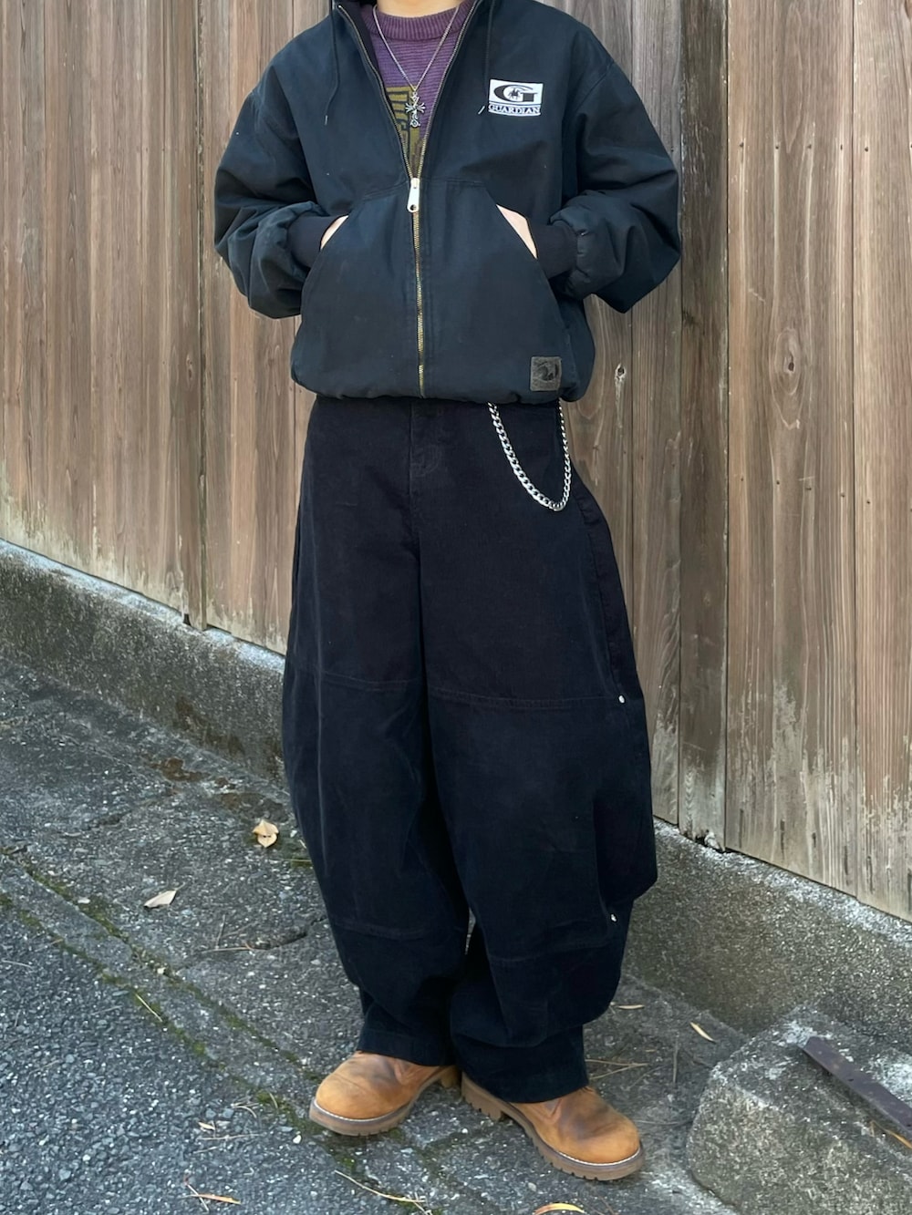 その他のその他パンツ、ブラウン系のブーツ、パープル系のニット/セーターを着用したメンズの冬コーディネートの3枚目の写真