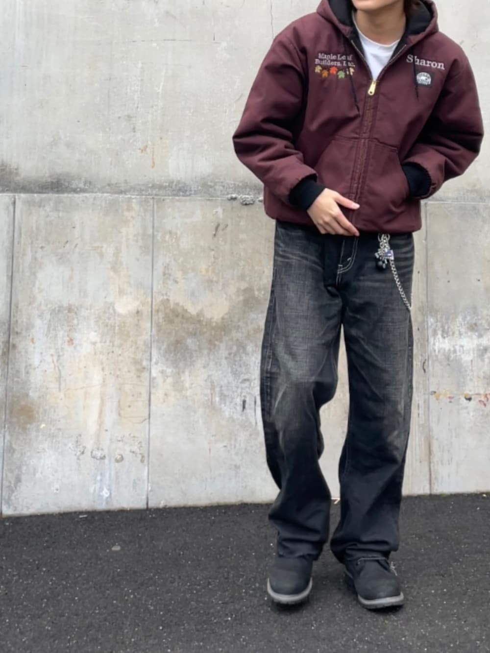 ブラック系のデニムパンツ、ブラック系のブーツ、レッド系のジャケット/アウターを着用したメンズの冬コーディネートの2枚目の写真