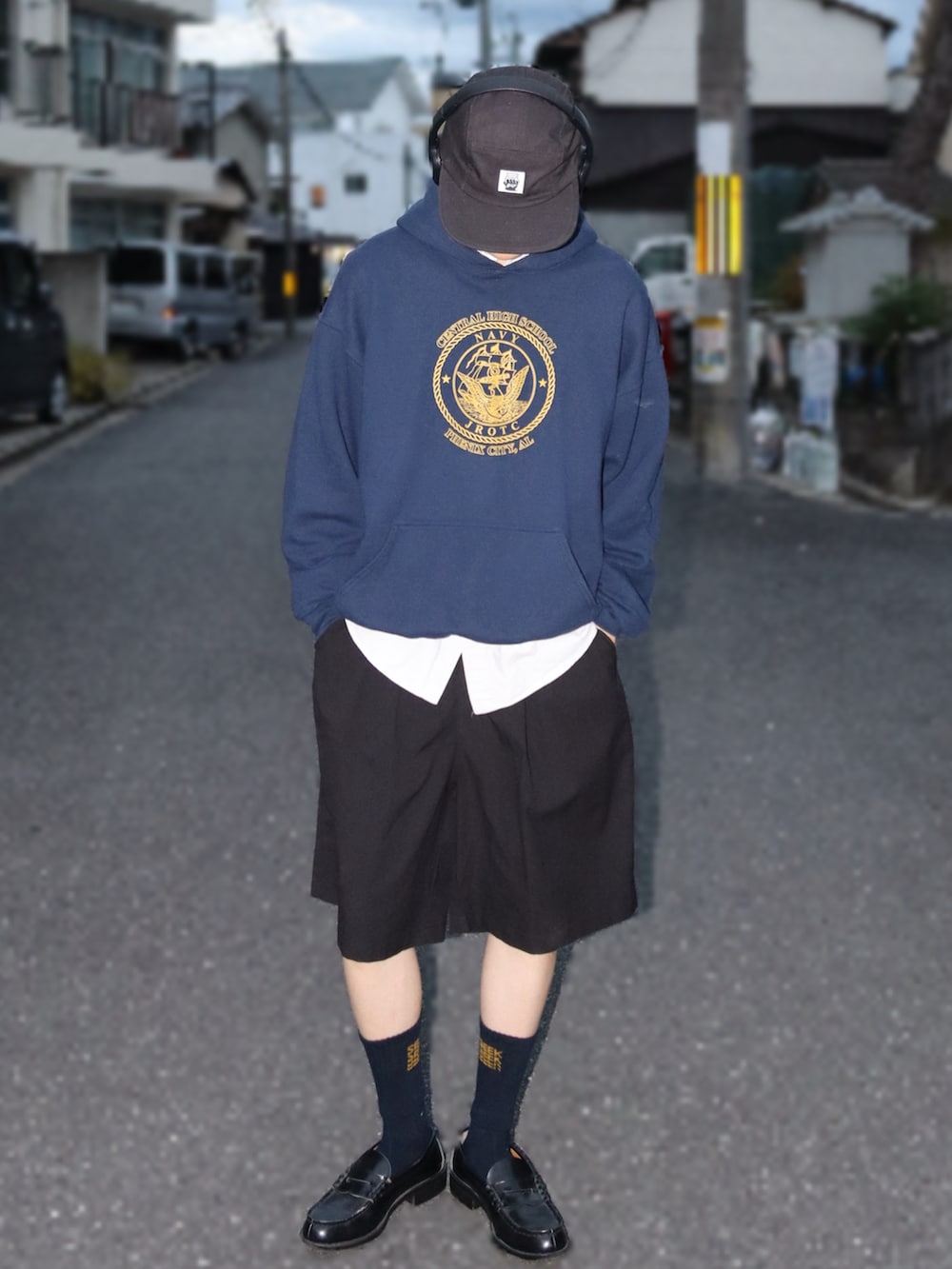 ブラック系のカーゴパンツ、ホワイト系のシャツ/ブラウス、ブルー系のパーカーを着用したメンズの秋コーディネートの2枚目の写真