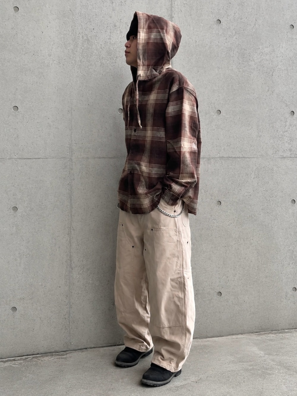 ベージュ系のその他パンツ、ブラック系のブーツ、ブラウン系のシャツ/ブラウスを着用したメンズの春コーディネートの2枚目の写真