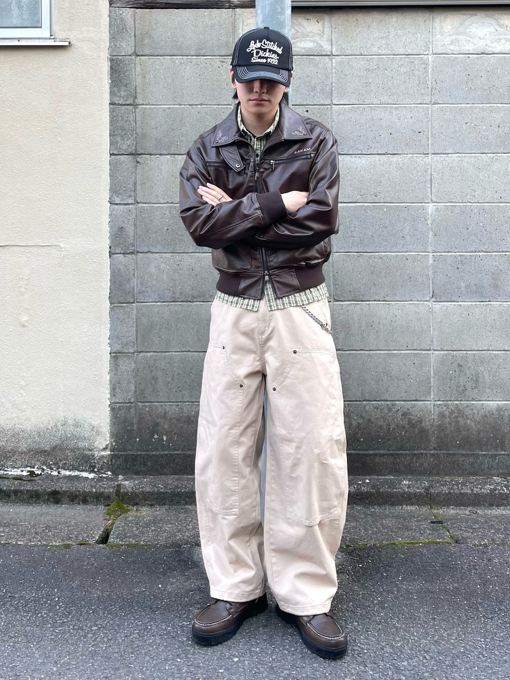 グリーン系のシャツ/ブラウス、ベージュ系のその他パンツ、その他のライダースジャケットを着用したメンズの春コーディネートの2枚目の写真