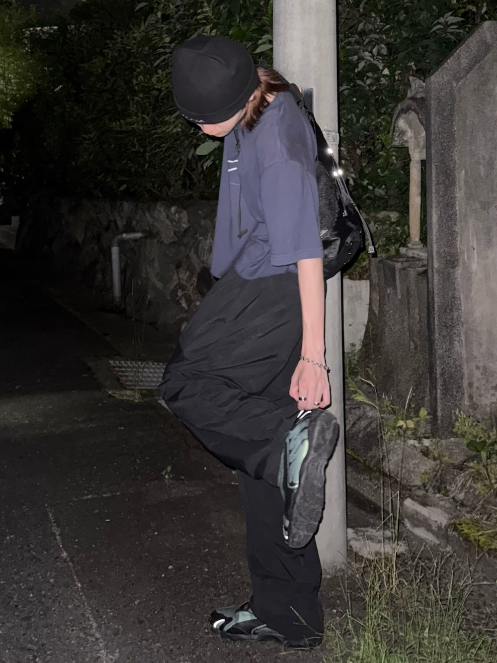 ブラック系のスニーカー、ブラック系のその他パンツ、ブルー系のTシャツ/カットソーを着用したメンズの夏コーディネートの4枚目の写真