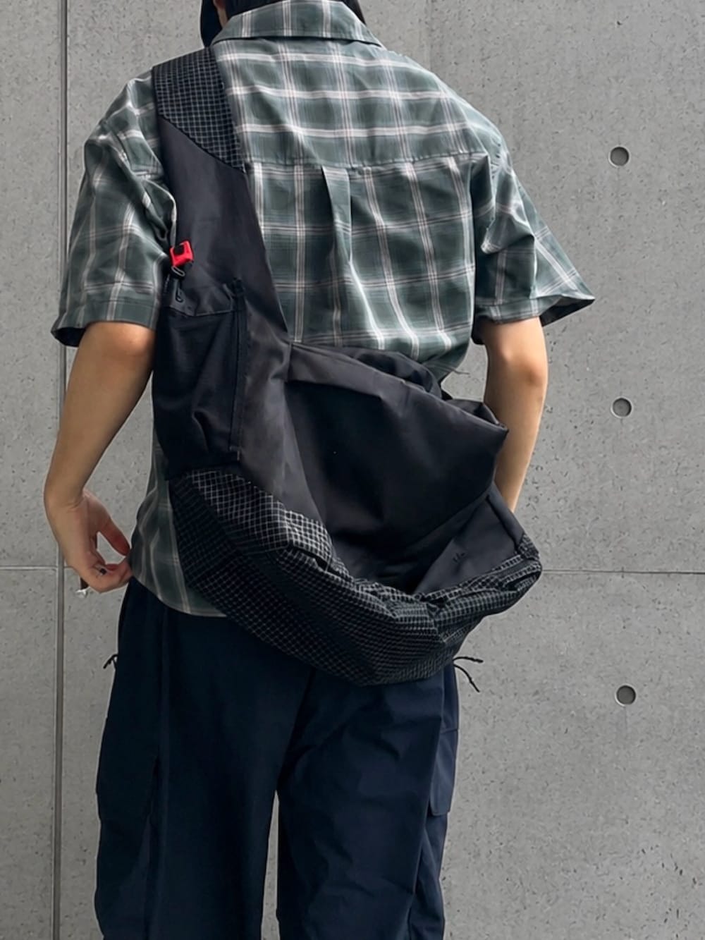 グリーン系のシャツ/ブラウス、ブルー系のカーゴパンツ、ブラック系のショルダーバッグを着用したメンズの夏コーディネートの4枚目の写真