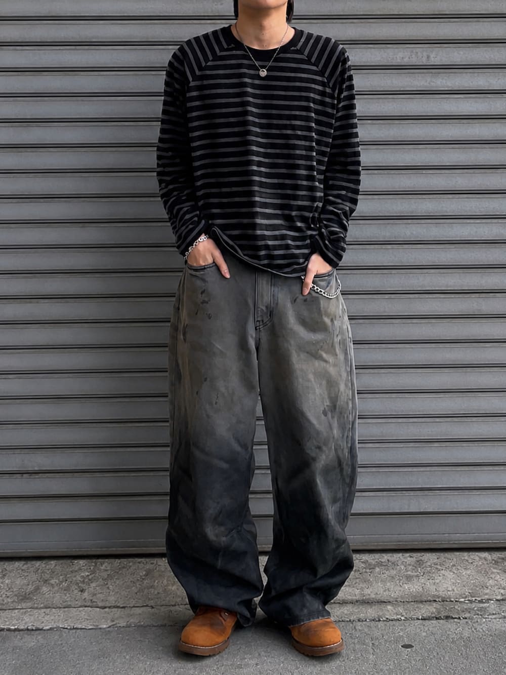 その他のデニムパンツ、その他のTシャツ/カットソー、ブラウン系のブーツを着用したメンズの春コーディネートの2枚目の写真