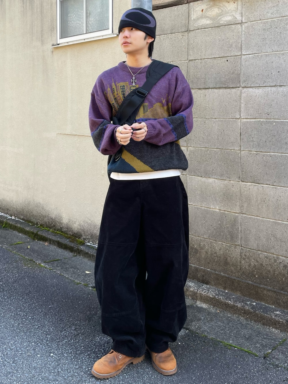 ホワイト系のTシャツ/カットソー、その他のその他パンツ、ブラック系のショルダーバッグを着用したメンズの冬コーディネートの2枚目の写真