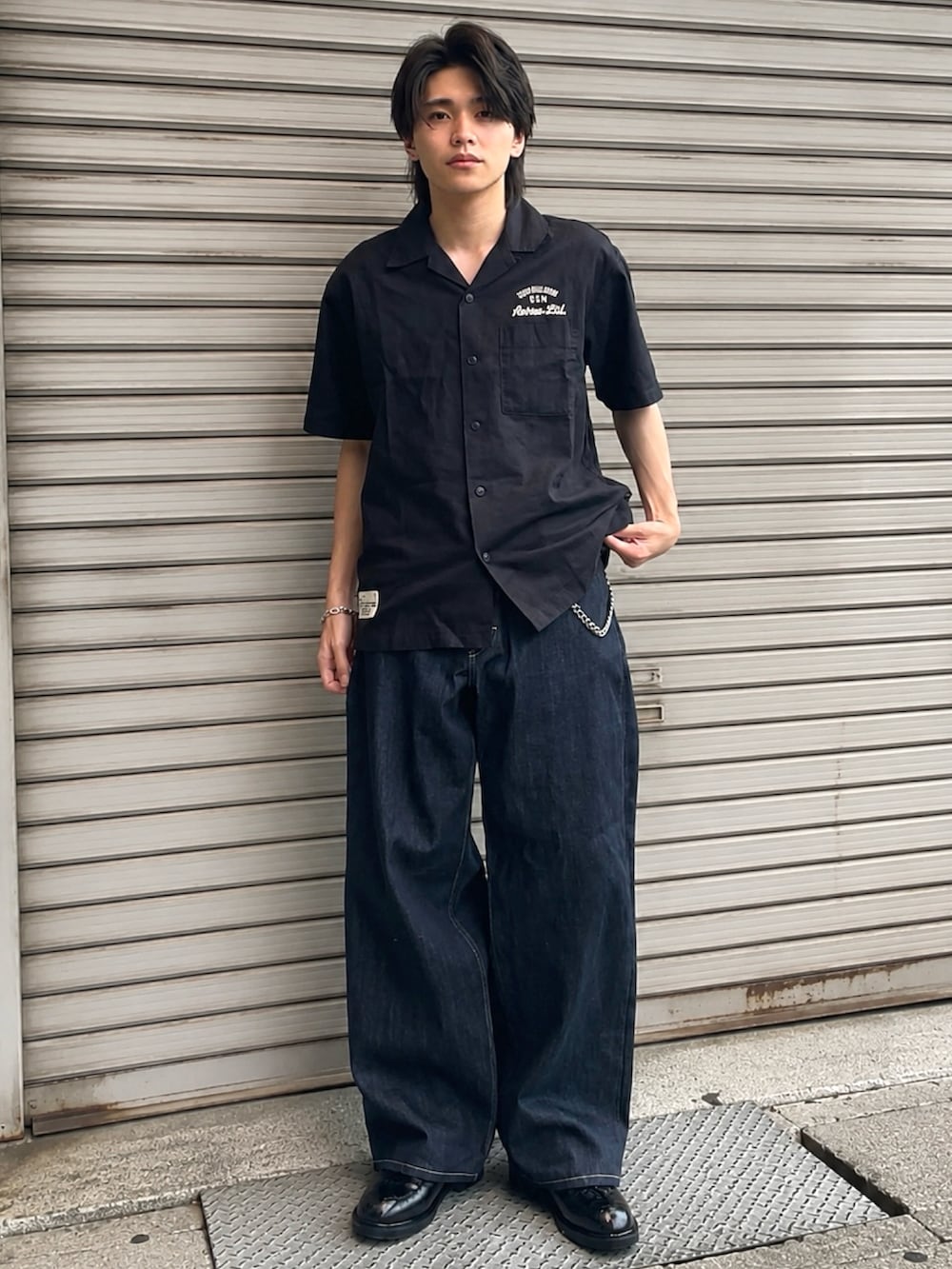 ブルー系のデニムパンツ、ブラック系のシャツ/ブラウス、ブラック系のドレスシューズを着用したメンズの夏コーディネートの2枚目の写真