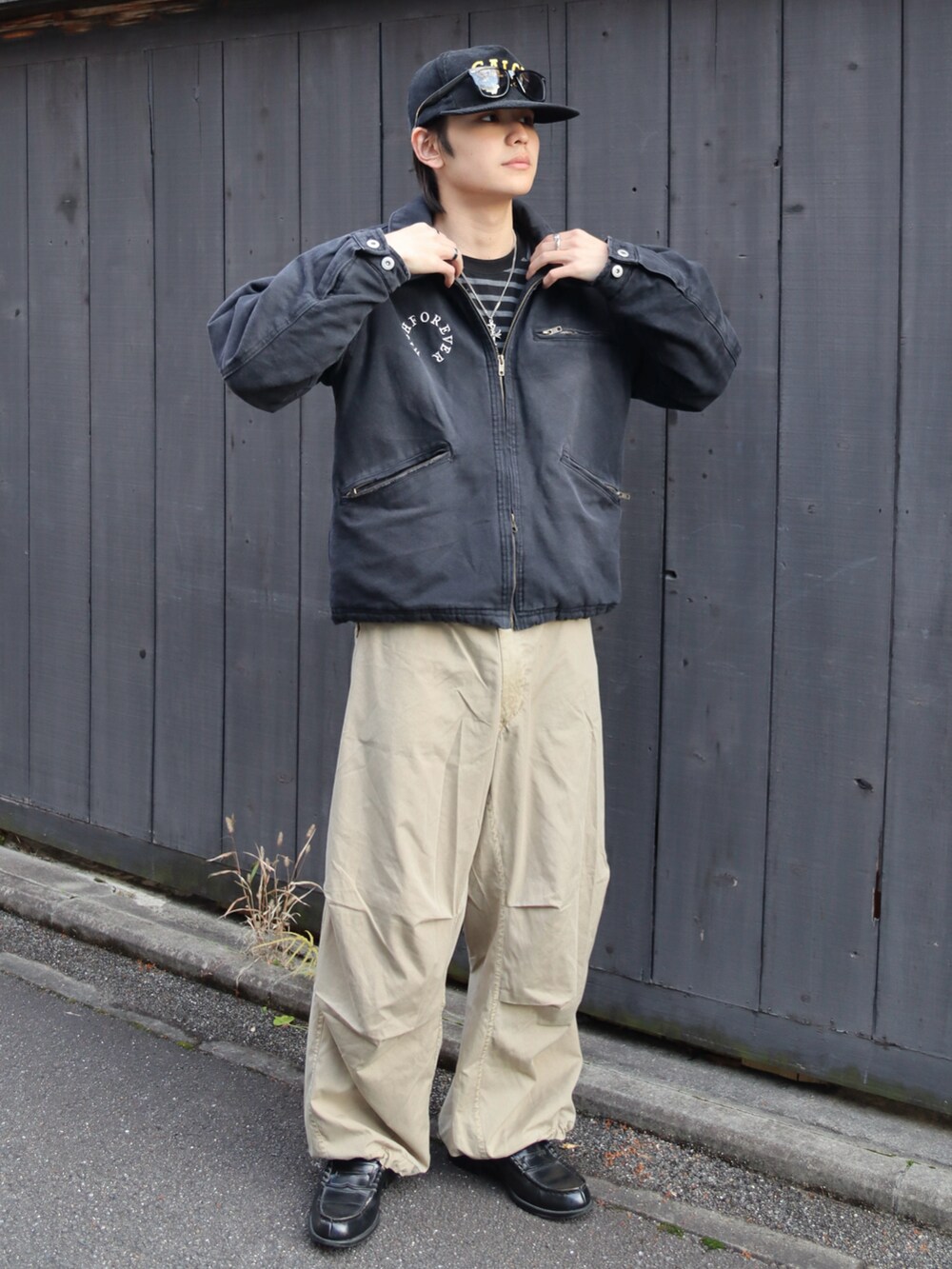 ブラック系のブルゾン、ブラック系のローファー、その他のTシャツ/カットソーを着用したメンズの冬コーディネートの3枚目の写真