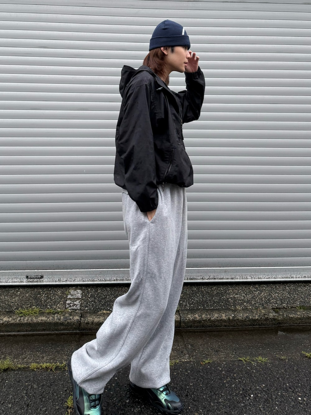 「雨の日コーデ、テック系、アウトドアスタイル、シティーボーイ、古着MIX、アノラックパーカー、ビーニー、スウェットパンツ、スニーカー、PUMA、黒Tシャツ、レイヤードスタイル、モノトーン、お出かけコーデ、スポーツミックス」｜「Lowe alpineのLOWE ALPINE/ロウアルパイン 別注 LOWE ALPINE LOGO BEANIE/ロゴ ビーニー ニットキャップ（ニットキャップ/ビーニー、ブルー系）」を使った、''r_e_n"さん（メンズ・167cm）の夏コーディネートの4枚目の写真