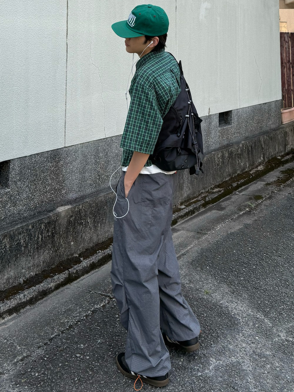 ブラック系のスニーカー、グレー系のカーゴパンツ、グリーン系のシャツ/ブラウスを着用したメンズの夏コーディネートの3枚目の写真