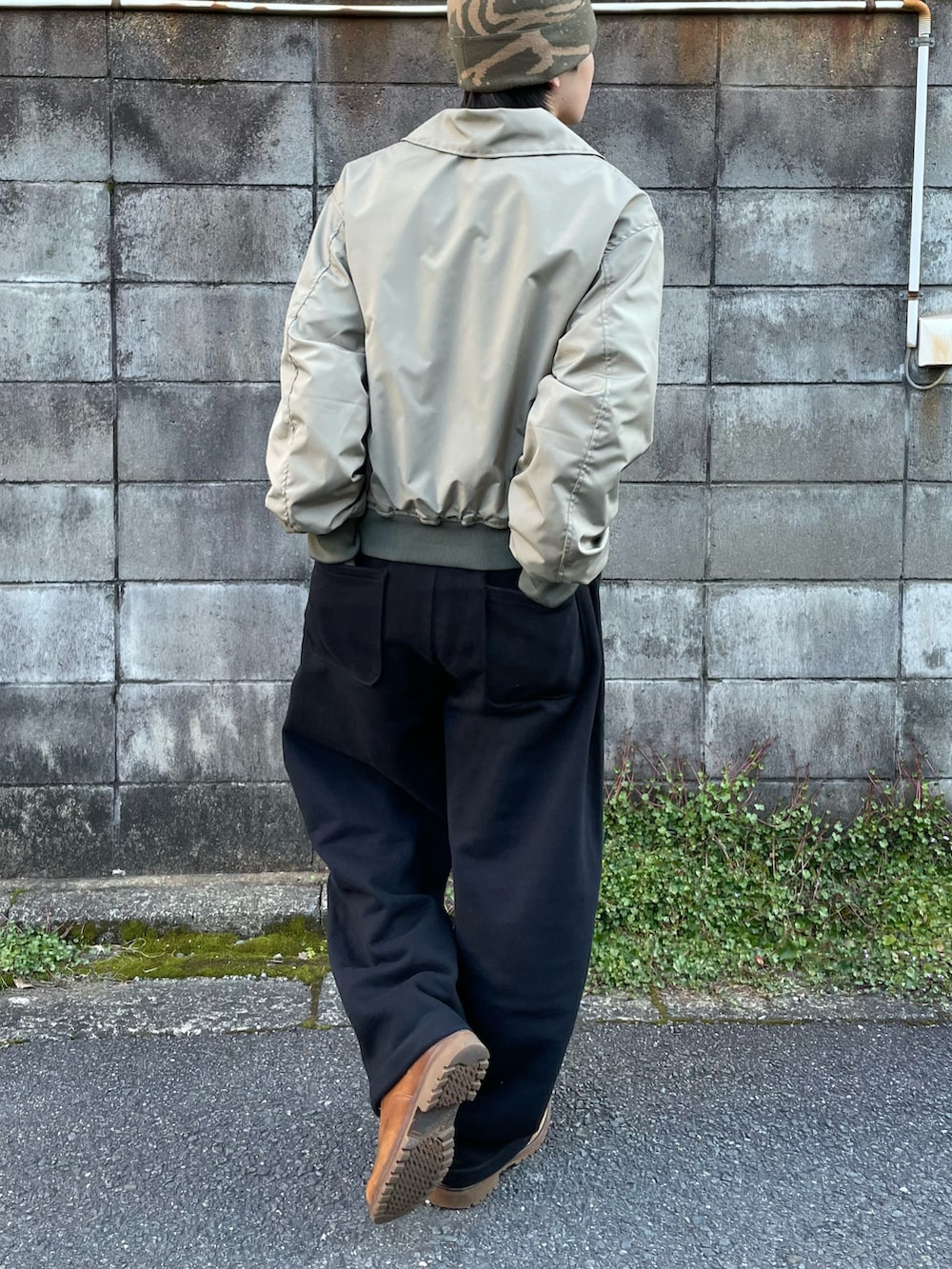 ブラック系のスウェットパンツ、イエロー系のTシャツ/カットソー、グリーン系のブルゾンを着用したメンズの春コーディネートの4枚目の写真