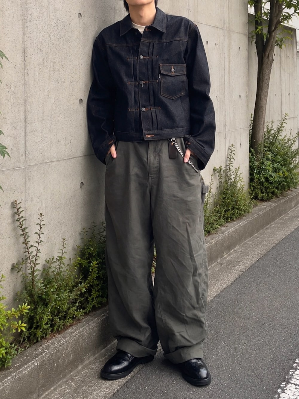 ベージュ系のTシャツ/カットソー、ブラック系のデニムジャケット、グリーン系のその他パンツを着用したメンズの秋コーディネートの3枚目の写真