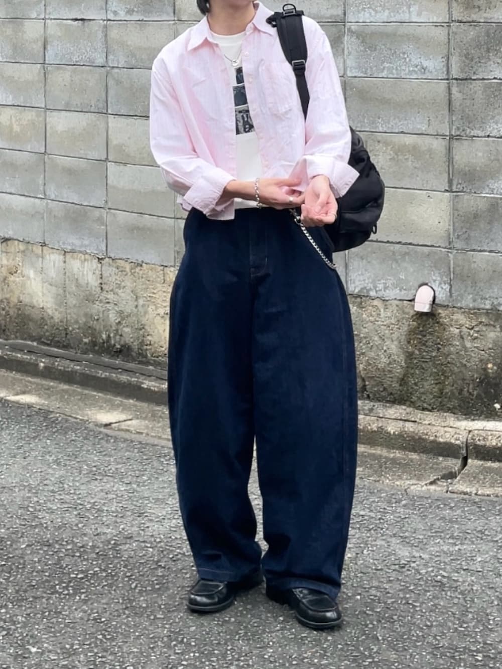 ホワイト系のTシャツ/カットソー、その他のデニムパンツ、ブラック系のローファーを着用したメンズの春コーディネートの3枚目の写真